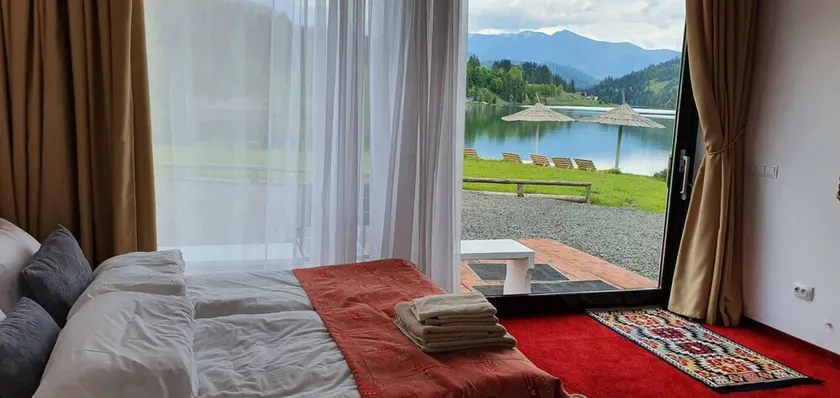 Modern apartment on the shore of Lake Colibița - Image 1