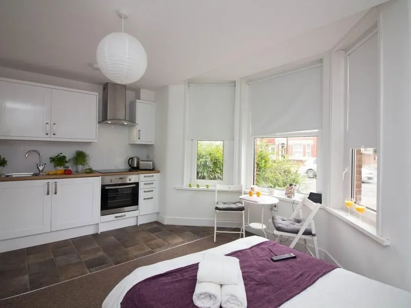 Apartment close to Airport & transport links (1GF) - Image 1