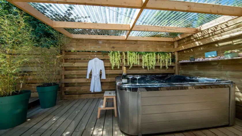 Chalet with Jacuzzi and wood-burning stove - Image 1