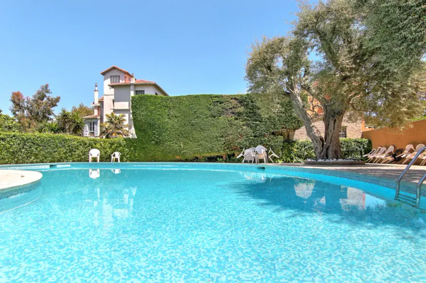 Modern Family Home 5 min to Beach +Pool +Garage.                                - Image 1