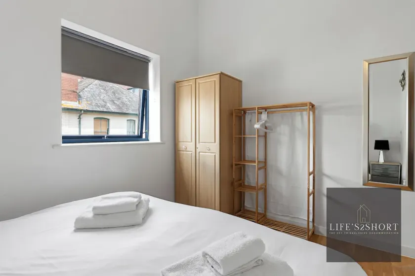Stunning Modern Exeter Apartment w/balcony - Image 1