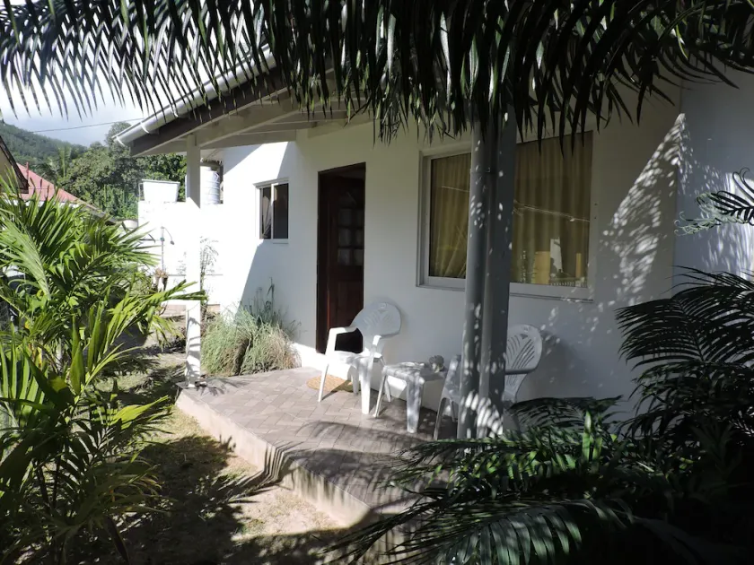 Chalet on beach-side offering sunset view - Image 1