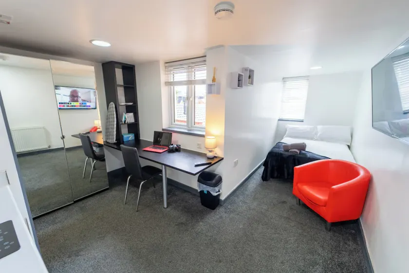 Beautiful 1-Bed Studio in Birmingham - Image 1