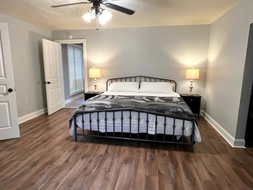 Large 4 br Home on an acre in a neighborhood setting -The Cajun Nest- - Image 1