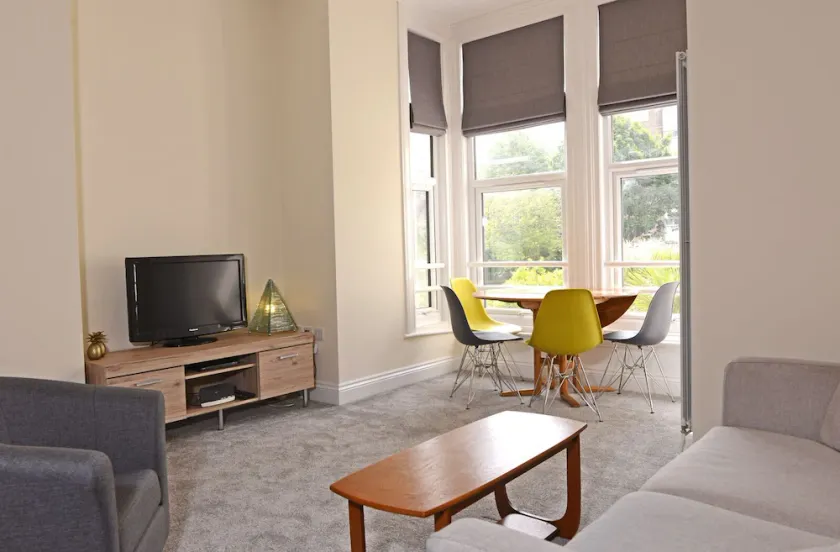 Spotless 2-bed apartment with gentle ramp access in central Eastbourne for 4 - Image 1