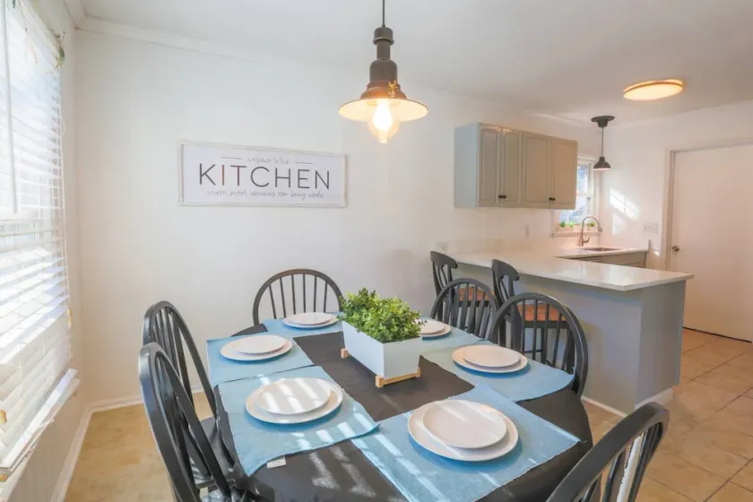 10 Minutes to Beach & Downtown!  Renovated Dog Friendly Home w/ Bunk Bedroom & Fenced Backyard - Image 1