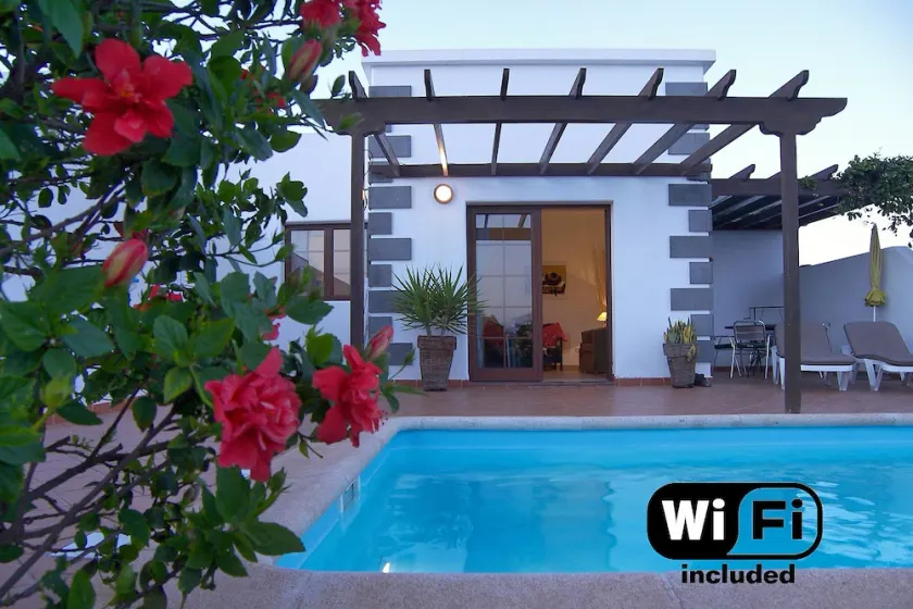 Villa avec piscine privée sur son propre terrain clos - Image 1