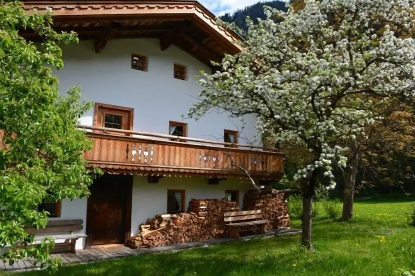 Idyllic house, close to the center but quiet - Image 1