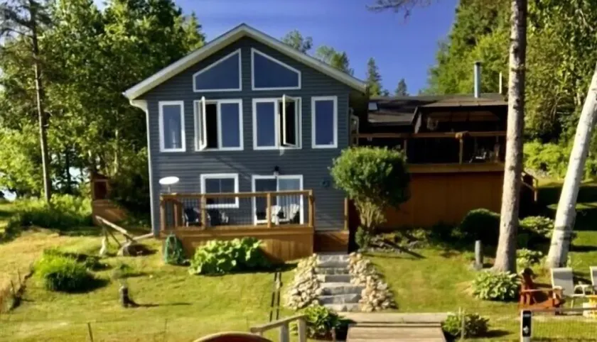 GORGEOUS 4 Season WATERFRONT Cottage Family Getaway, Sleeps up to 14 w loft apt - Image 1