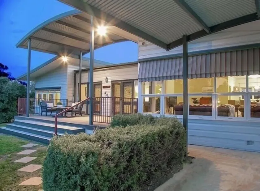 Walk to Corowa Whiskey & Chocolate Factory short drive Rutherglen wineries. - Image 1