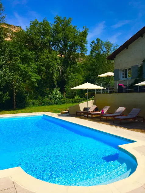 TRANQUIL RIVER SETTING, PRIVATER POOL, AM RAND DER BERÜHMTEN MITTELALTERLICHEN STADT - Image 1