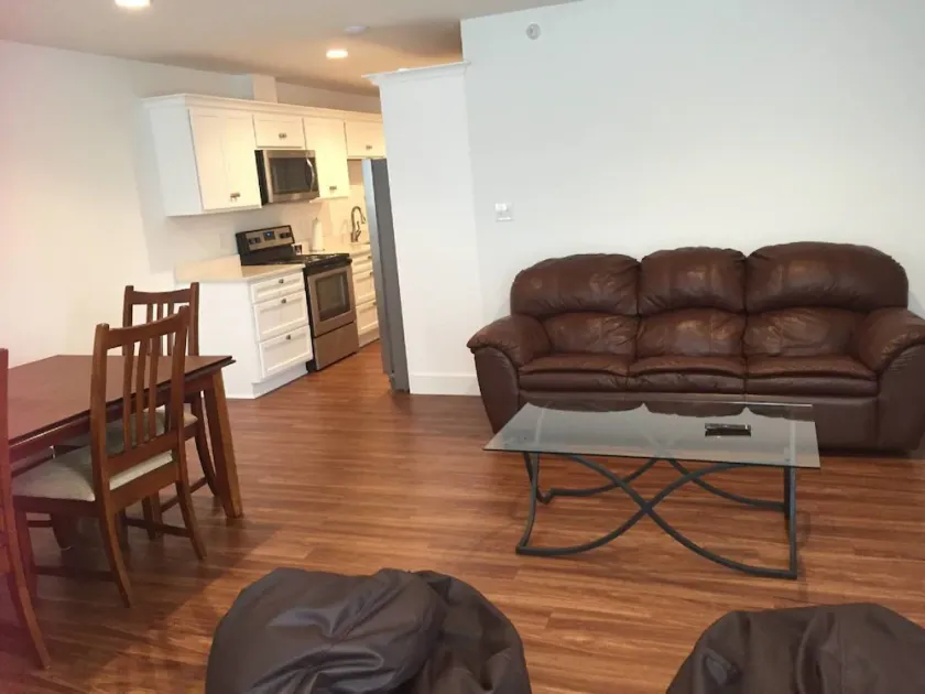 Spacious downtown delight, campus access - Image 1
