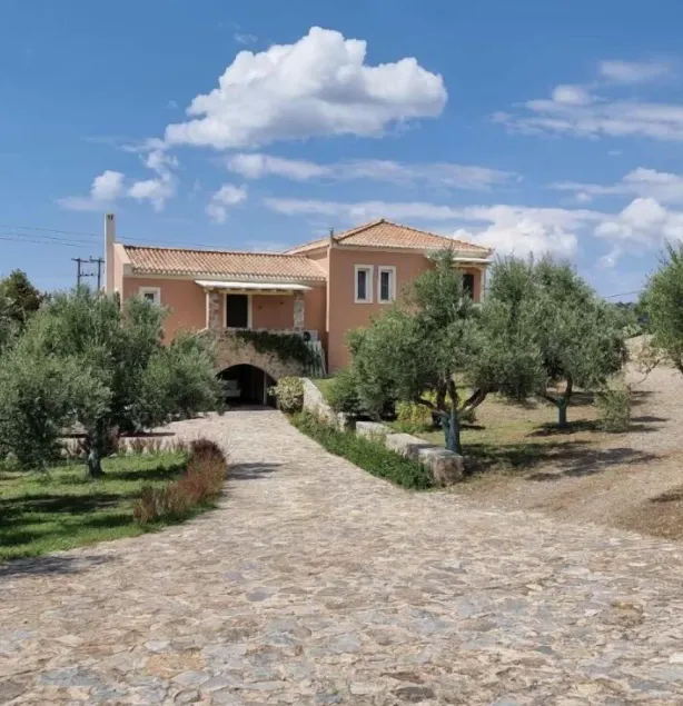 Luxurious Family-Friendly Villa, with modern equipment, peaceful location. - Image 1