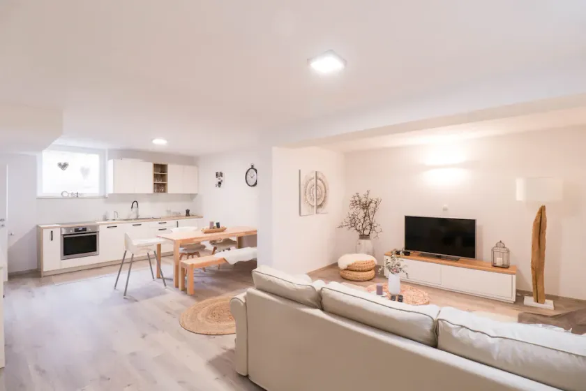 Apartment below Eden - Image 1