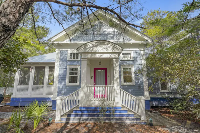 Prime Location Seaside, FL. Privacy, 4 min walk to beach + 2 Adult Bikes! - Image 1