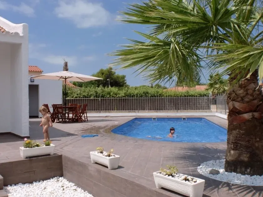 ERBJUDANDE Hus med privat pool med saltlösning och trädgård och terrasser - Image 1