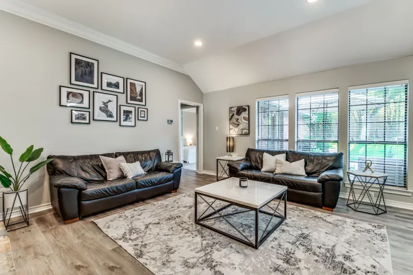 Cozy 4bd/2br house by Mira Vista: Family-friendly, 30+ day stays welcome!  - Image 1