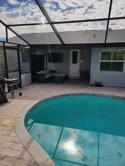 Cozy home with heated pool - 8 min from the beach. - Image 1