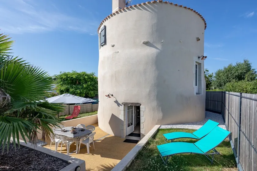 La Tourette – Charming, Unique Cottage with Private Terrace, Garden, and Wi-Fi - Image 1