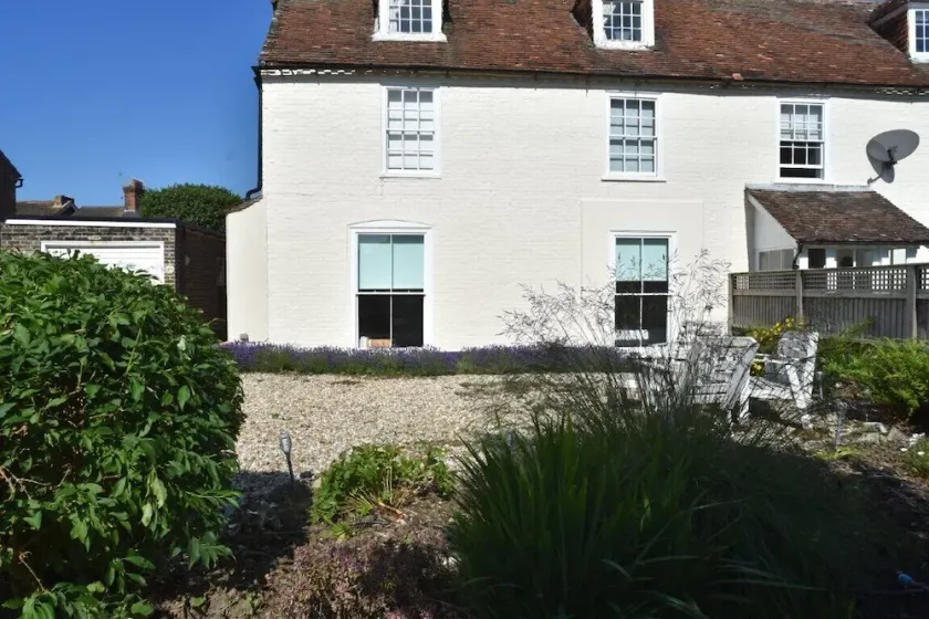 Hythe - centrally located ground floor apartment with a musical theme - Image 1