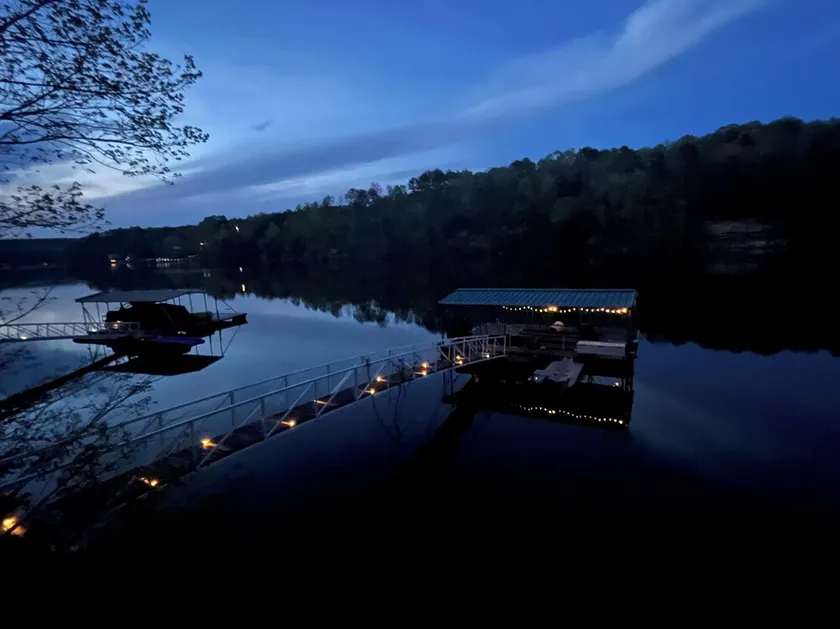 Fall Season - Best Kept Secret on Smith Lake! - Image 1
