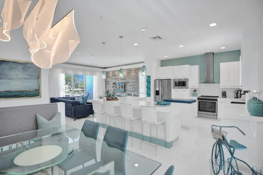 LUXURY STAY  W/BEACH, POOL, GYM, and SPA! Restaurants & bars across street also! - Image 1