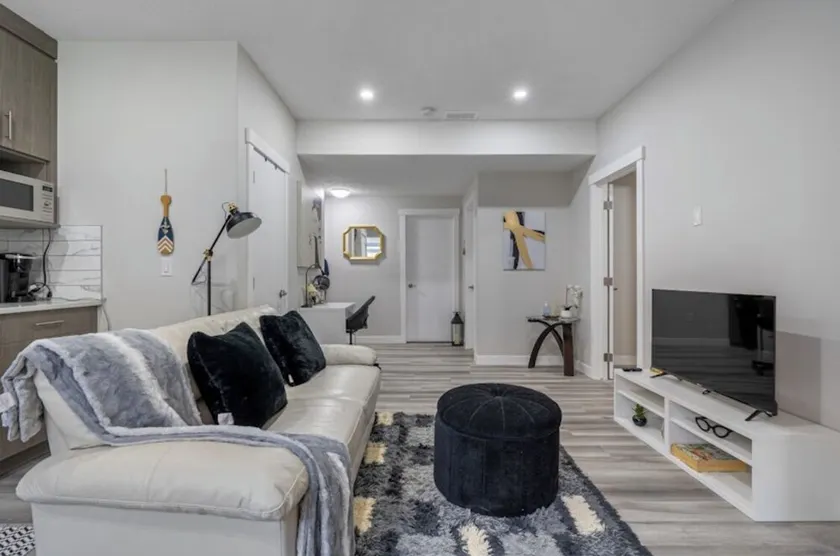 Gorgeous 2 Bedroom 1 Bathroom Guest Suite  - Image 1
