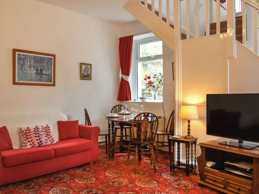 This quaint and cosy canal-side retreat is perfect for couples and families. - Image 1