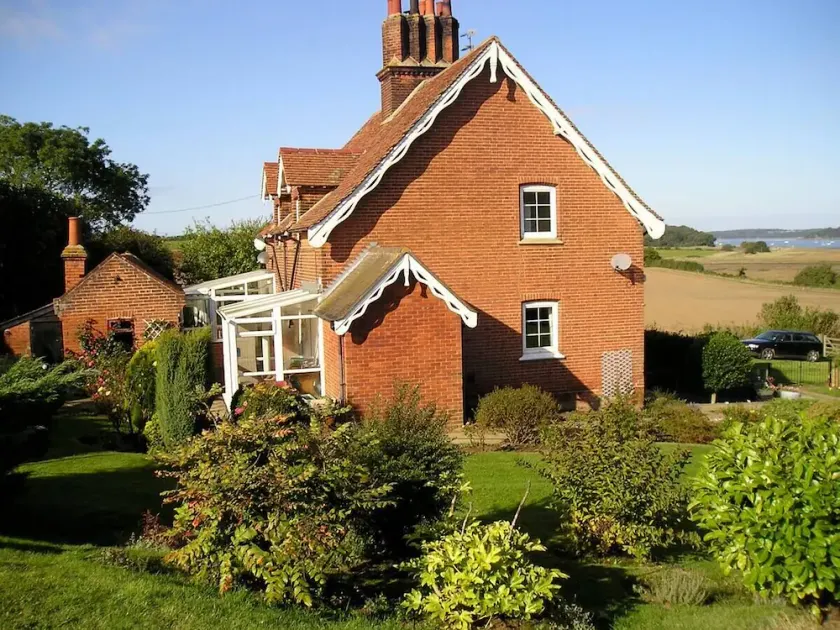 Suffolk country cottage. `Snug, modest not deluxe. - Image 1