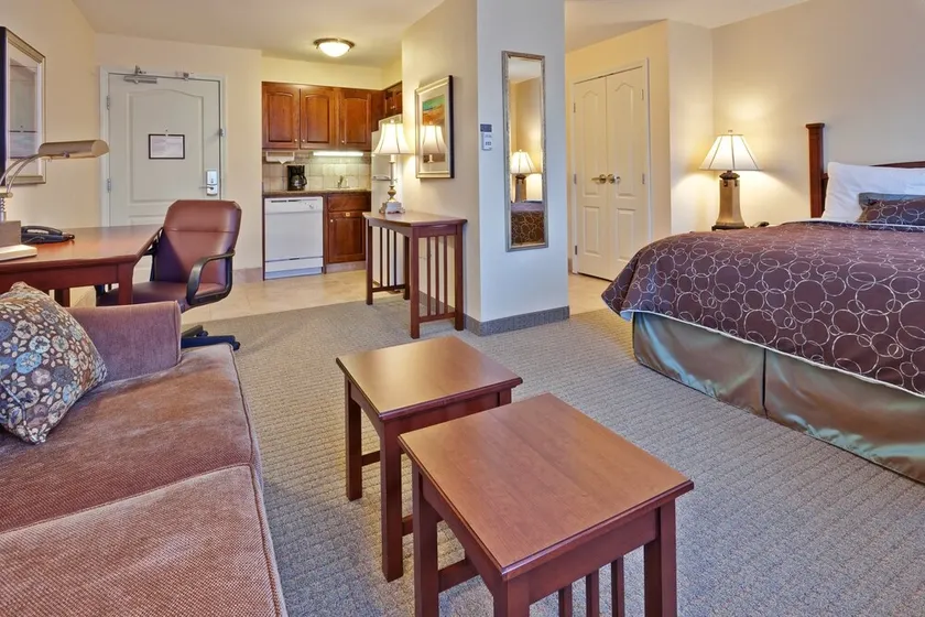 Queen Studio | Free Breakfast, Pool Access - Image 1
