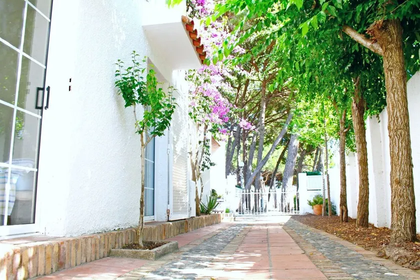 Charming seafront villa - Image 1