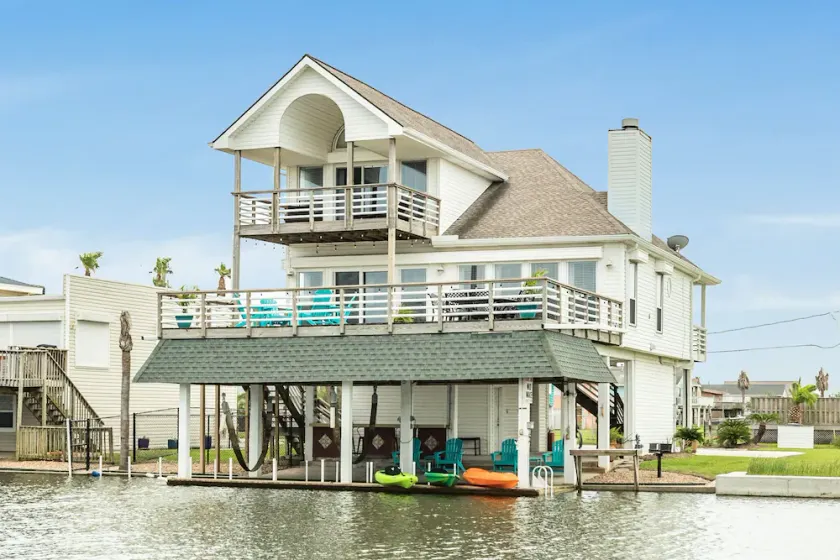 5★ Waterfront home w/ bikes & kayaks, fire pit! Amazing underwater fishing light - Image 1