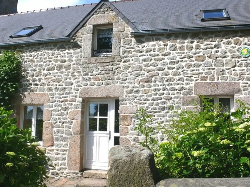 Gîte Charmant à Théville avec Cheminée et Jardin Clôturé - Image 1