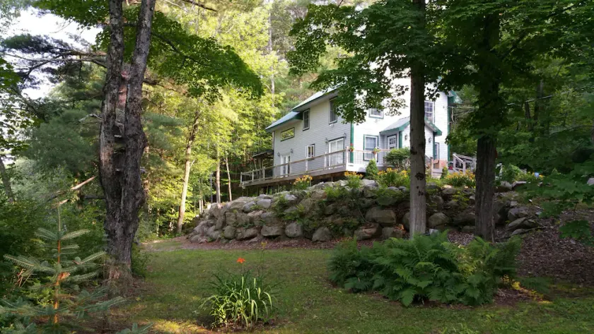 The solitude of the woods with civilization only 2 blocks away! - Image 1