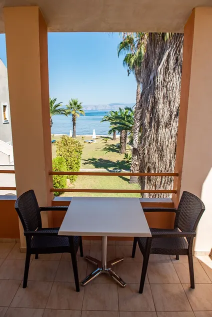 Apartment with excellent sea view beside the beach - Image 1