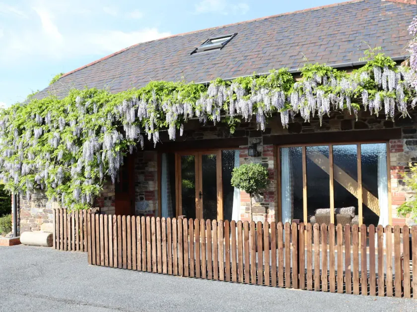 LITTLE ORCHARD, pet friendly, character holiday cottage in Ashburton - Image 1