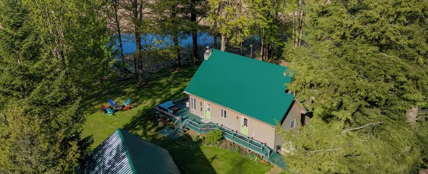 Stunning Lakeview Home: 2BR+Loft, Kayaks, Fire Pit & Shaded Yard – Pet Friendly! - Image 1