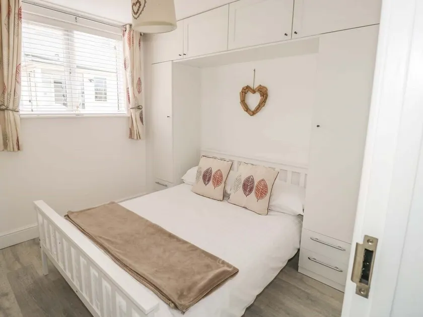 2 Bedroom Holiday Cottage - Image 1