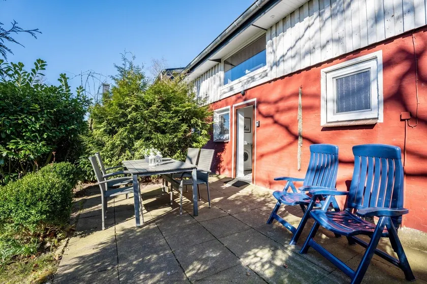 Apartment 'Ferienhaushälfte Haus Rostock' with Terrace, Garden and Wi-Fi - Image 1