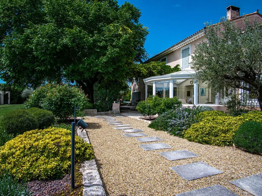 Stunning property between Alpilles and Luberon - Image 1