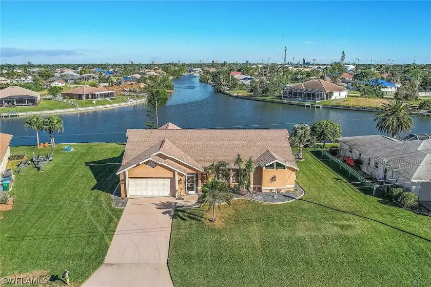 Waterfront Canal with Paddle boarding, kayaking, and fishing  - Image 1