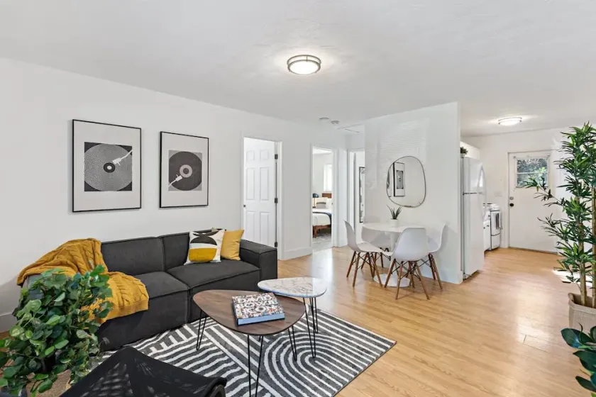 Modern Condo, 2 bed 1 bath Close to Beach - Image 1