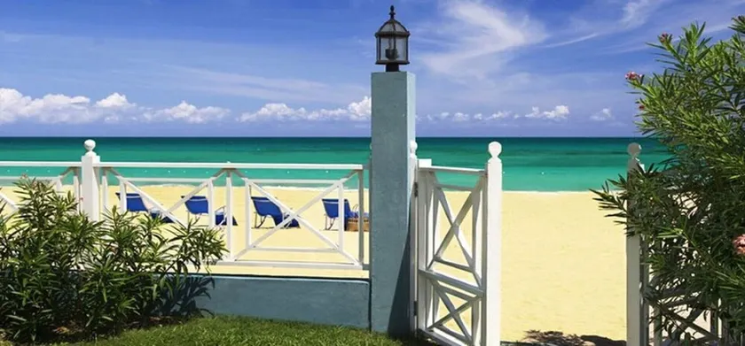 Luxury 6 Bed Beach Villa in Runaway Bay - Image 1