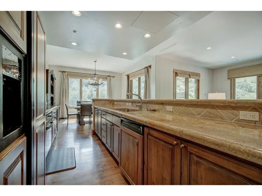 3BR Condo Luxurious Retreat in Arrowhead - Image 1