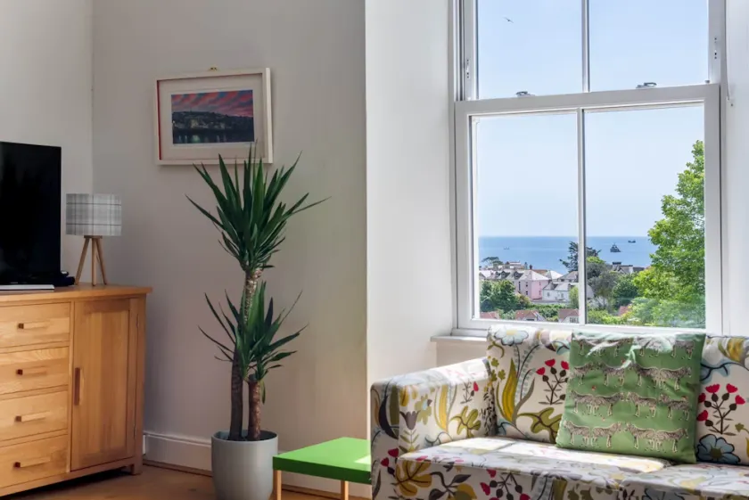 Manacles - Spacious flat near beach with sea views & parking - Image 1