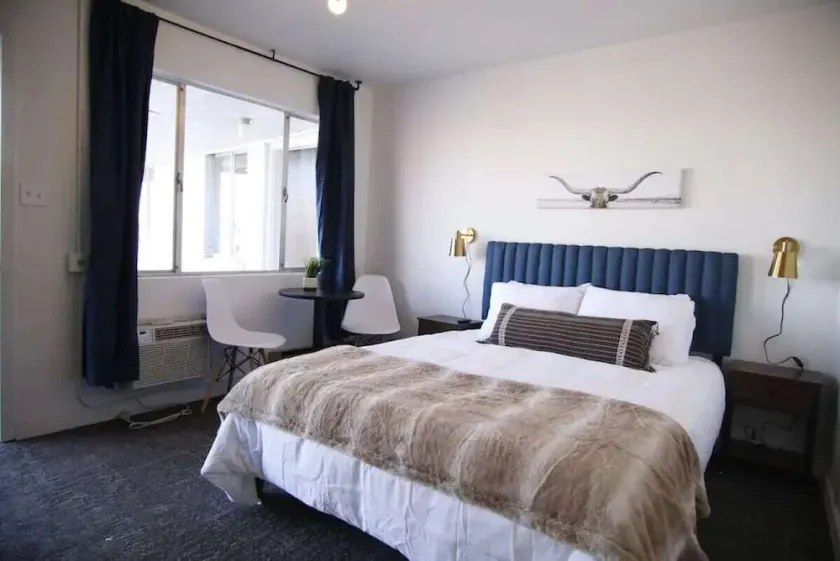 Fillmore Lodge: Cute Queen Room at Special Rate! - Image 1