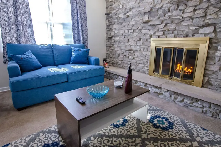 Bright 1 bedroom apartment, close to shops and highway - Image 1