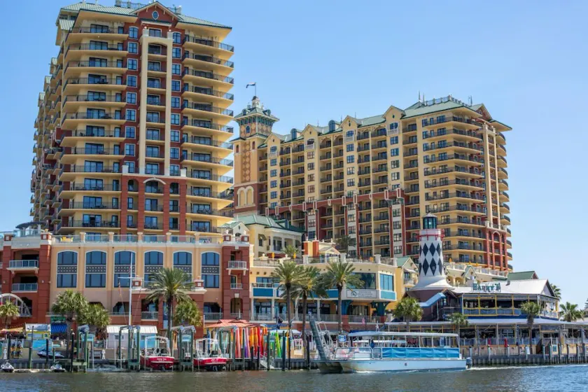 3bd, 3ba Renovated Emerald Grande Condo, 3 King Beds! Dedicated Internet! - Image 1