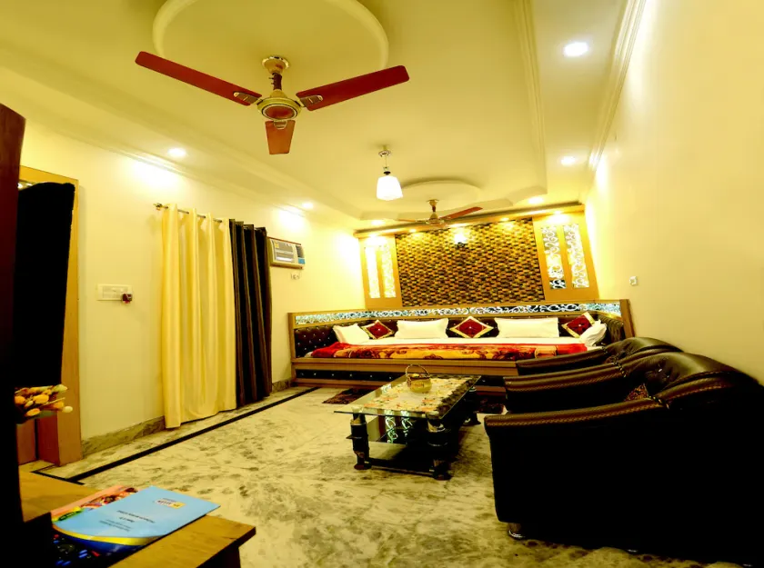 TAJ SQUARE HOMESTAY - Image 1