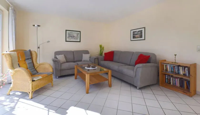 Comfortable, quiet ground floor apartment for up to 4 p., pet, south-facing terrace, WLAN available - Image 1